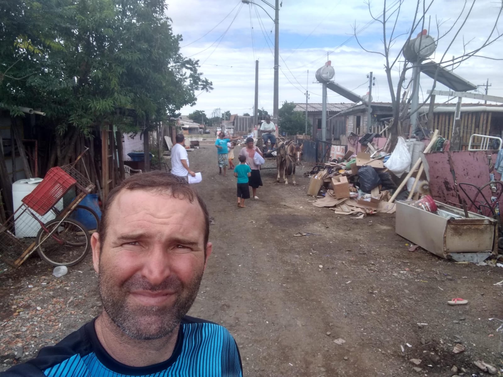 Odirlei Campiol em uma rua de Canoas após a enchente de 2024