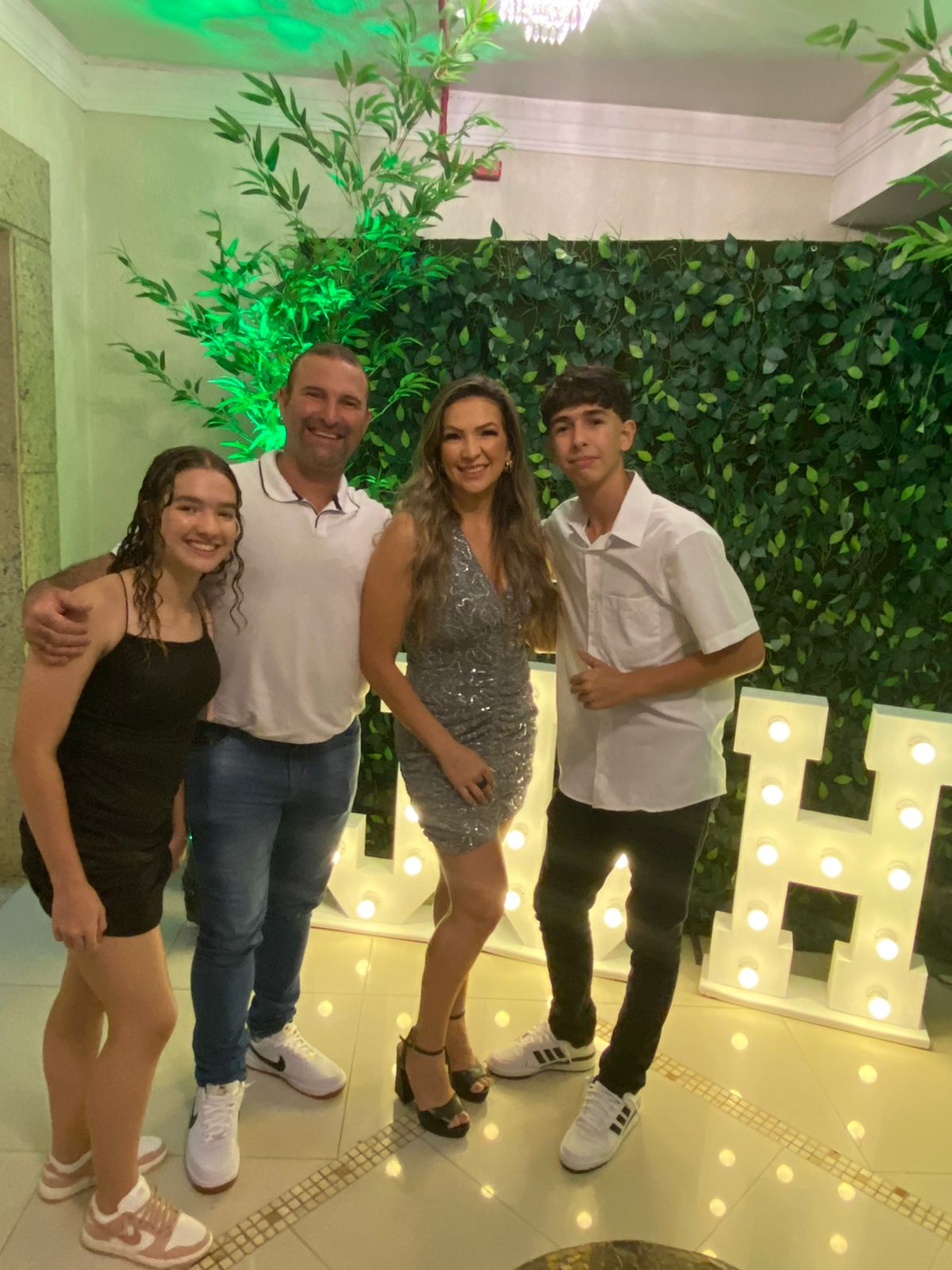 Odirlei Campiol com a esposa Simone e os filhos Nicolas e Lavínia